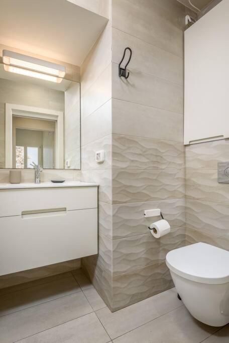 New Modern & Quiet 2br/2 Bath By Frishman Beach * Tel Aviv-Jaffa